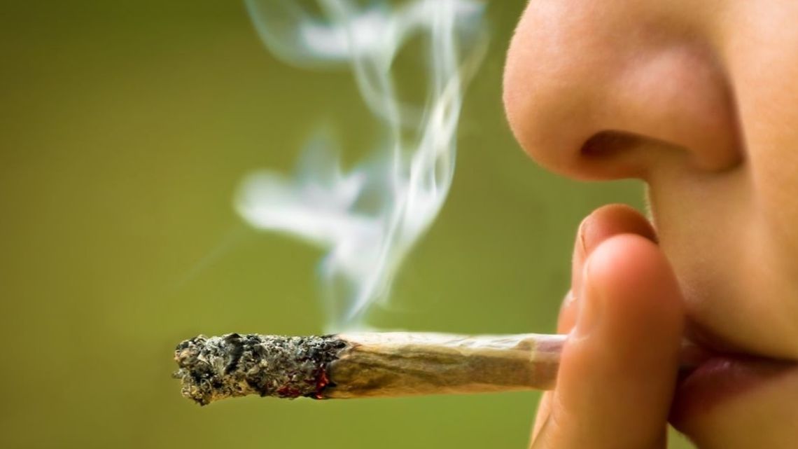 Alcohol, tabaco y marihuana: los tres consumos adictivos que predominan entre los porteños