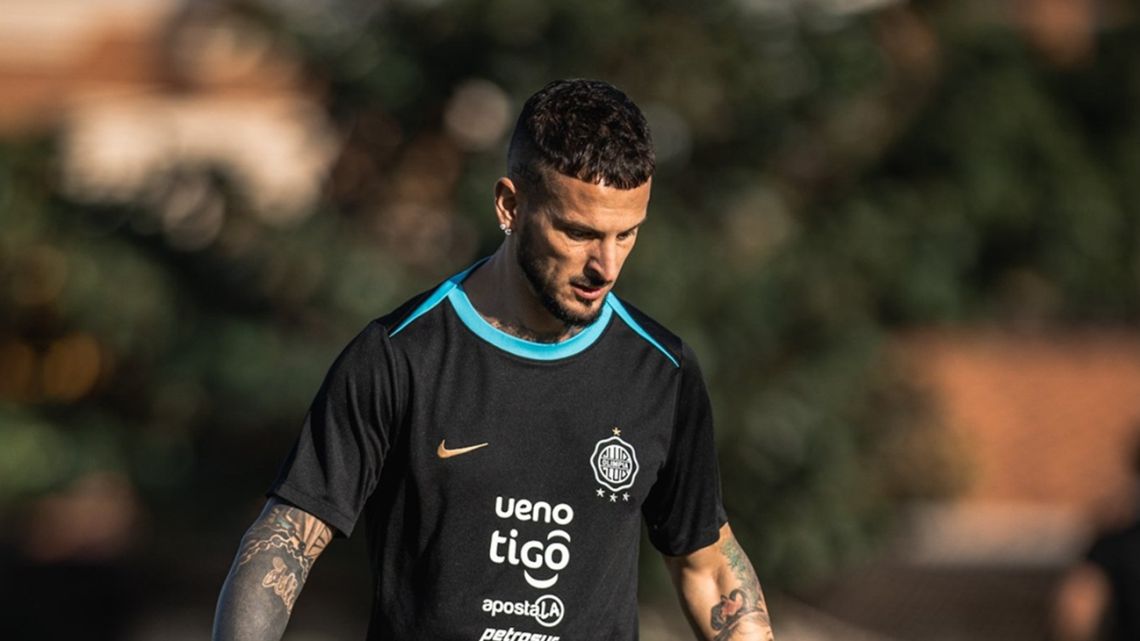 Darío Benedetto no encuentra paz en Paraguay: fue internado por dengue