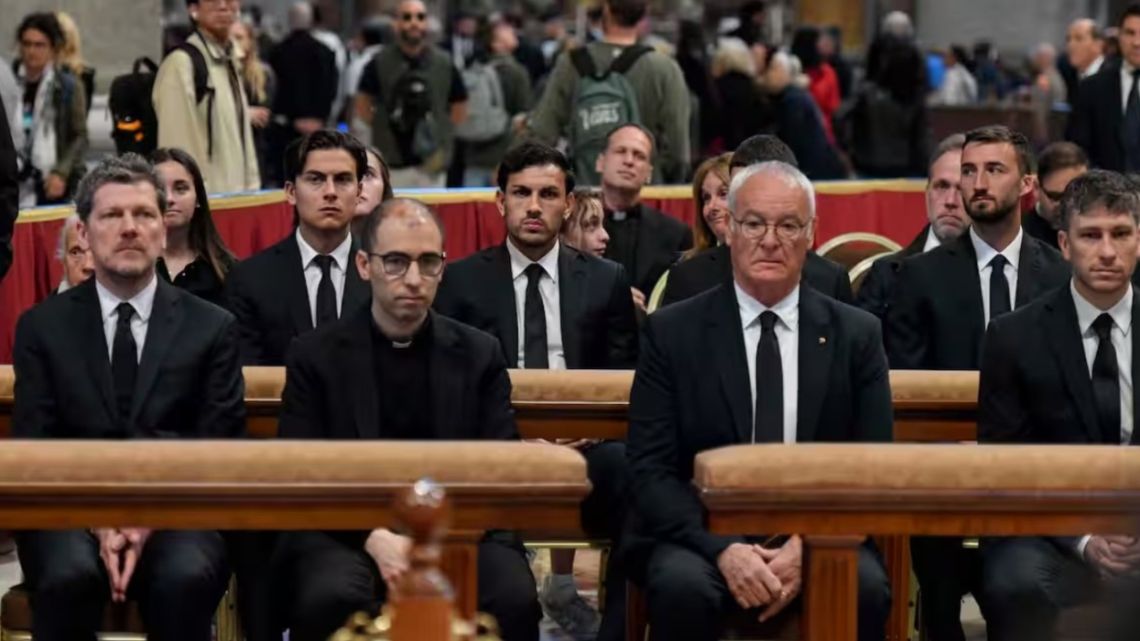 Homenaje en el Vaticano: algunos futbolistas argentinos se acercaron a despedir al Papa Francisco