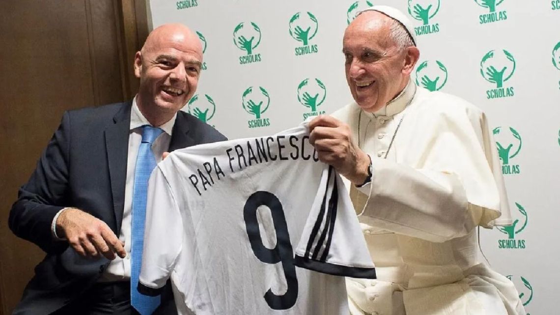 Gianni Infantino anunció que se realizará un partido en homenaje al Papa Francisco