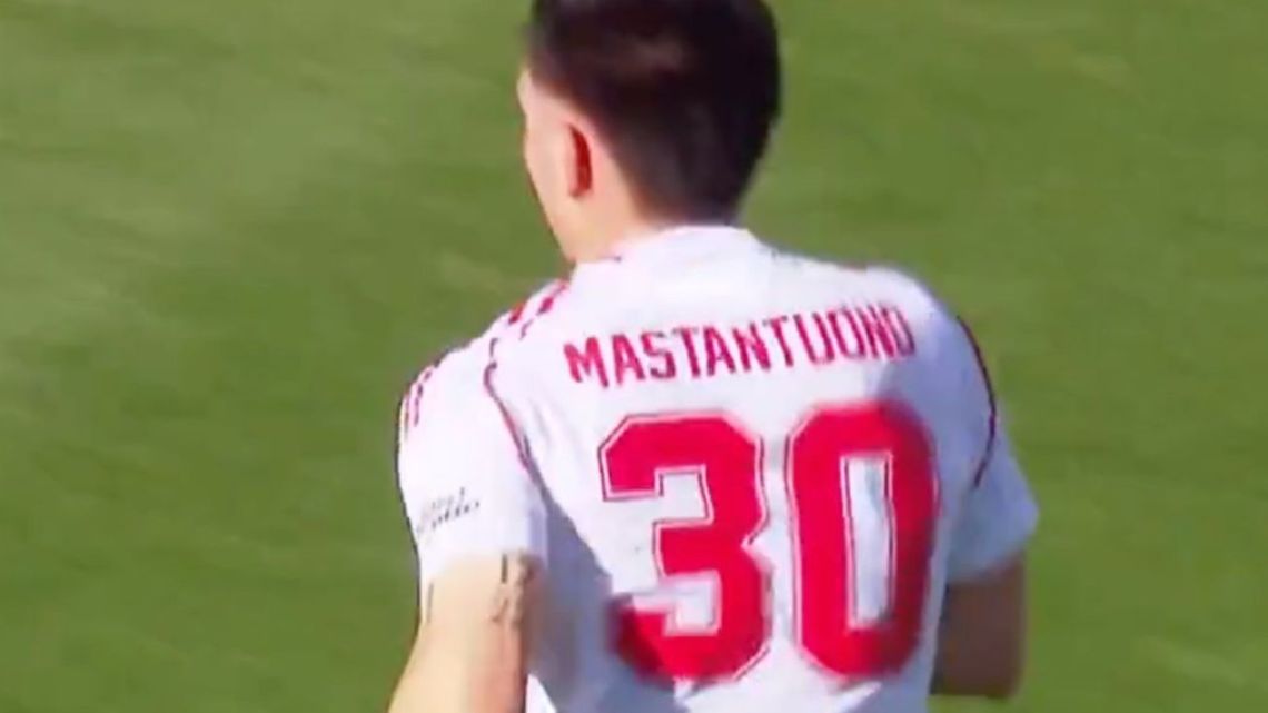 Mastantuono hizo un golazo de tiro libre y abrió el marcador en el Superclásico