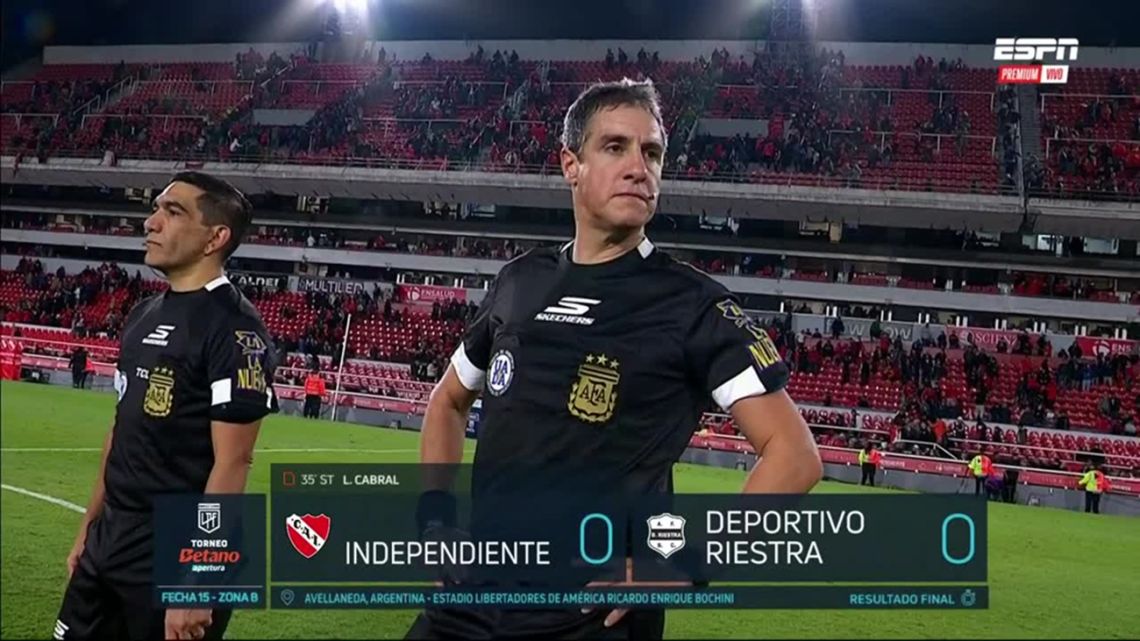 Independiente quedó en llamas con el arbitraje de Echavarría ante Riestra: todas las polémicas
