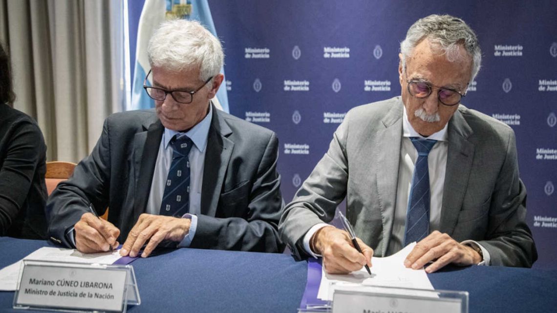 Cúneo Libarona y Lugones firmaron un convenio para notificar las matrículas inhabilitadas de los médicos