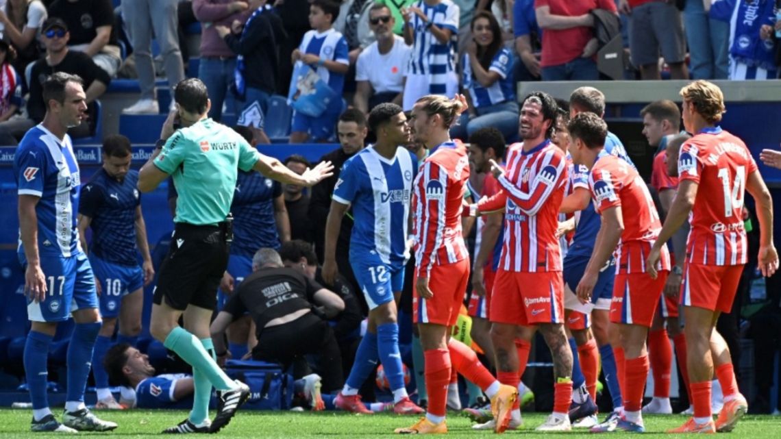 Roja, VAR y marcha atrás: el extraño y polémico episodio que vivió Julián Álvarez en el empate del Atlético de Madrid