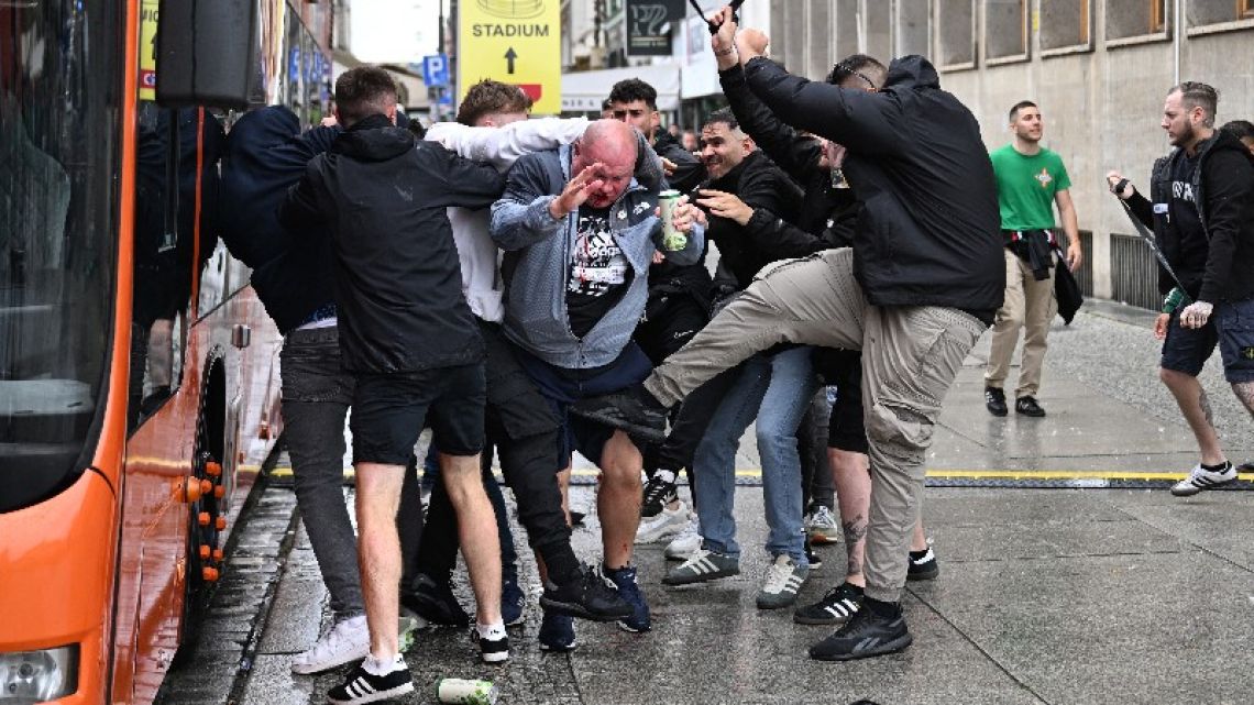 Disturbios en la previa de la final de la Conference League entre hinchas del Betis y del Chelsea
