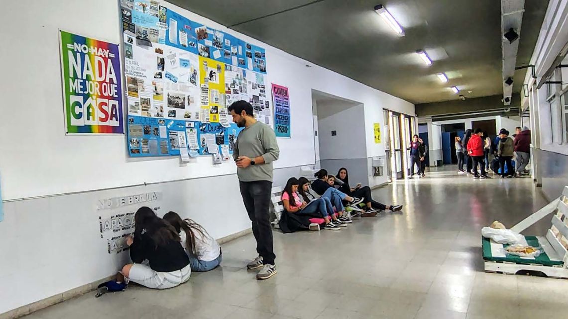 Estudiantes secundarios lanzan una original campaña contra el bullying