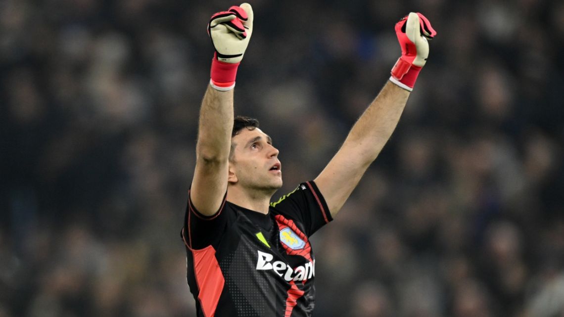 Dibu Martínez fue clave en otra victoria del Aston Villa, que sueña con clasificarse a la Champions League