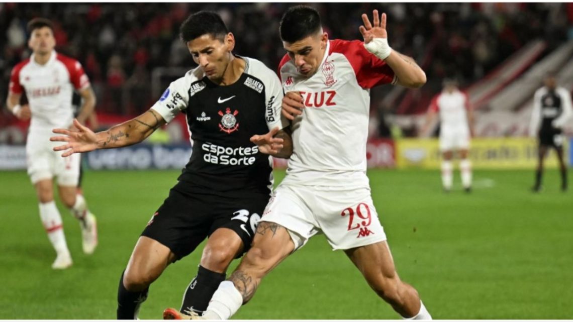El "Globo" sigue volando alto: Huracán derrotó a Corinthians y se consolidó como líder en la Sudamericana