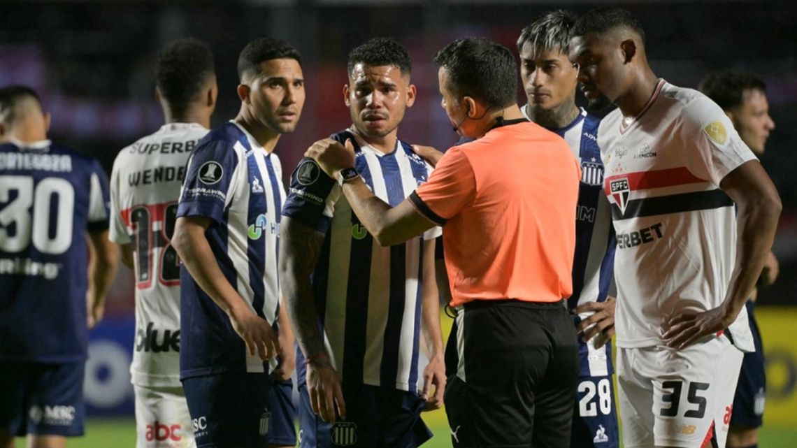 Escándalo con denuncia de xenofobia en la visita de Talleres a San Pablo