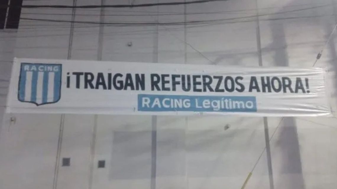 Aparecieron pasacalles contra la dirigencia de Racing: exigen refuerzos y presionan por la Libertadores