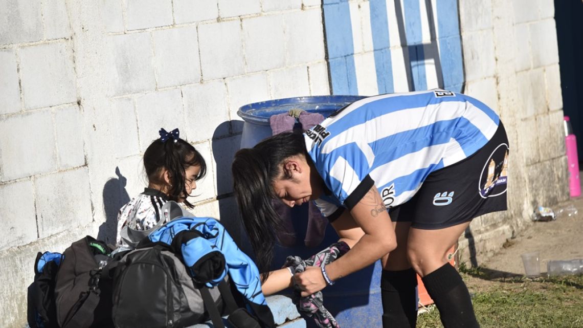“Vamos, Mami, a ganar”, la arenga que llenó de ternura un partido de la Liga Cordobesa