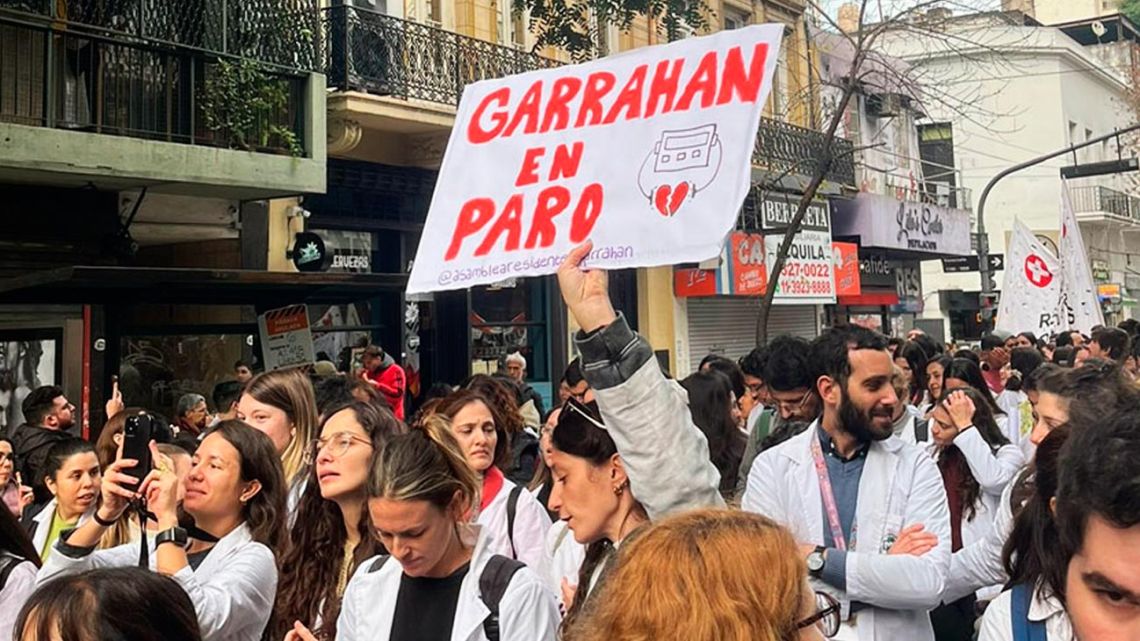 El Ministerio de Salud anunció un aumento, pero los residentes del Garrahan lo desmienten: “No recibimos ninguna propuesta”