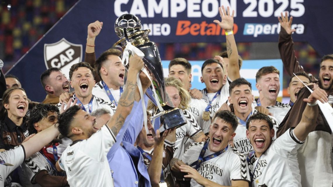 Platense y una campaña para el recuerdo: le ganó a los mejores para festejar un campeonato